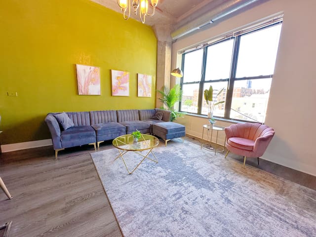 Spacious 3BR Condo w/ Skyline Views near McCormick