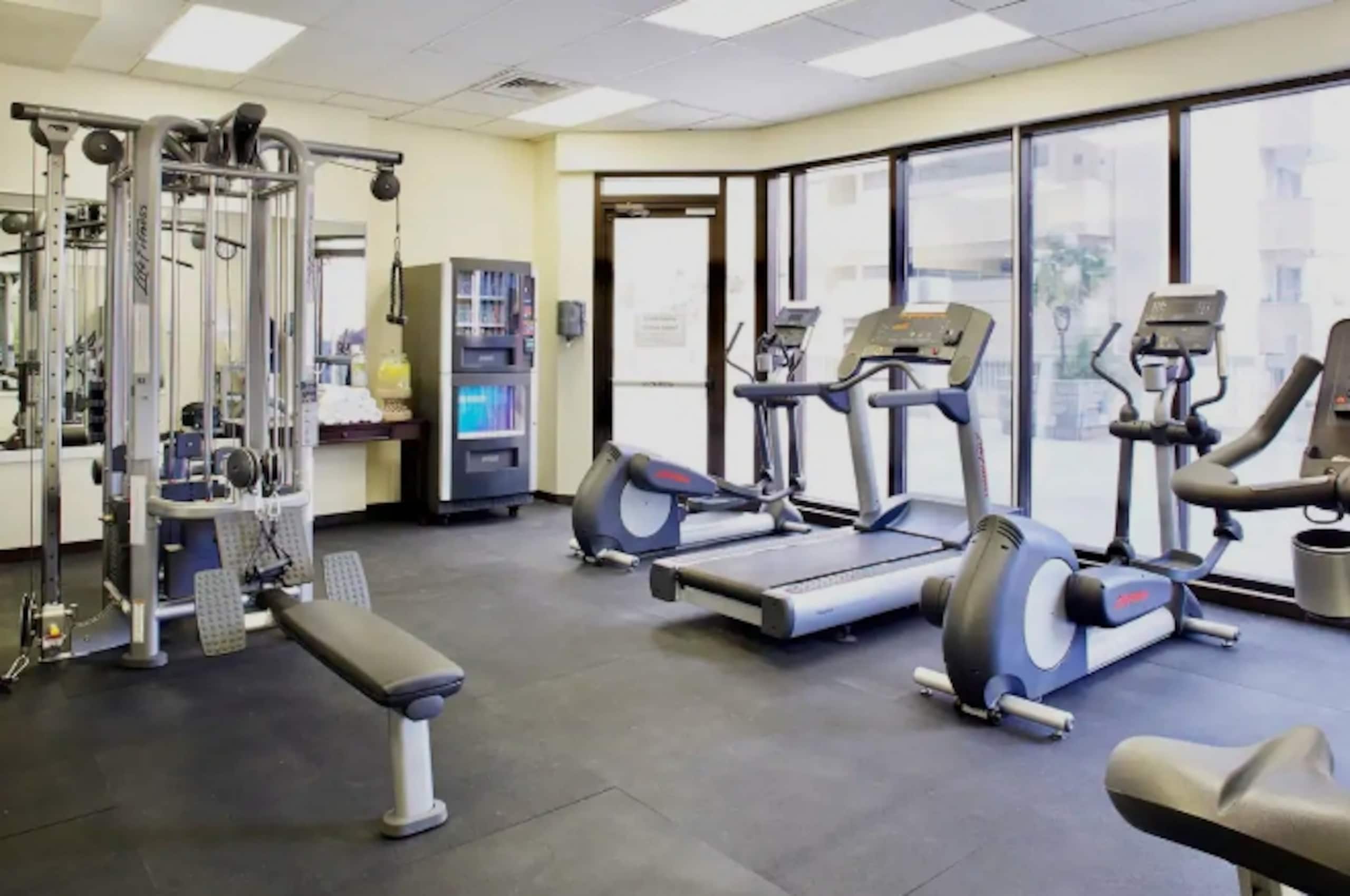 Condo in Honolulu · ★4.82 · 1 bedroom · 2 beds · 1 private bath - Image 33