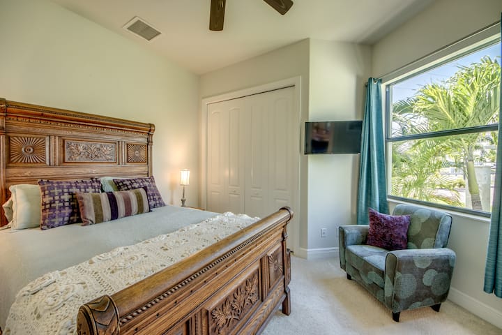 Guest bedroom with 40" TV (cable TV) 
