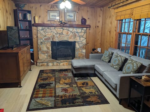 Popular Airbnb listing: Pura Vida Cabin - Top Mountain 4BR- Hiawassee, GA in Hiawassee