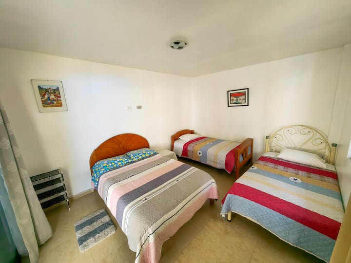 Vyumba vyetu vya familia nyingi vyenye vitanda 2 na viti 1 1/2 kwa ajili ya kufurahia wageni wetu.