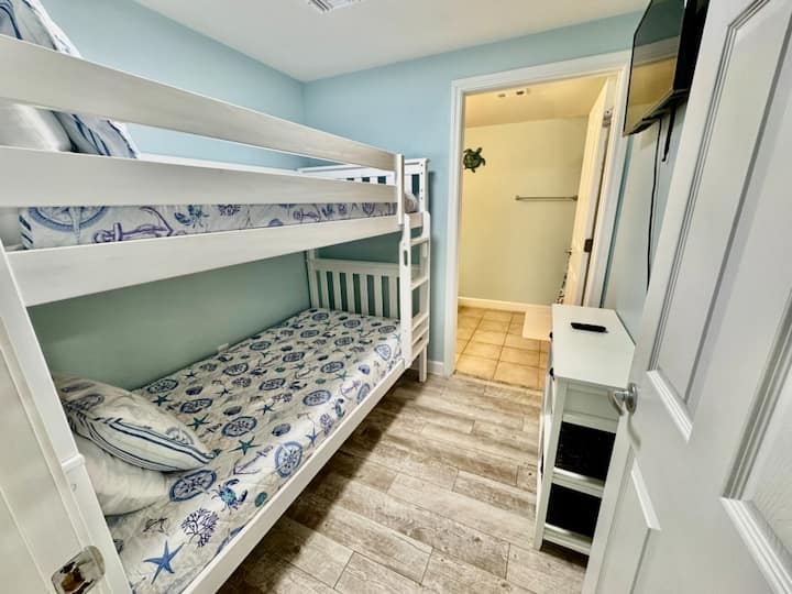 Habitación privada con literas con TV inteligente Roku de 32 pulgadas y baño completo privado