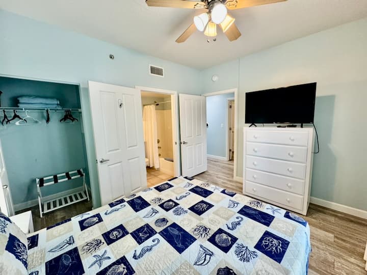 Dormitorio queen con TV inteligente Roku de 43 pulgadas y DIRECTV que incluye HBO y Cinemax
