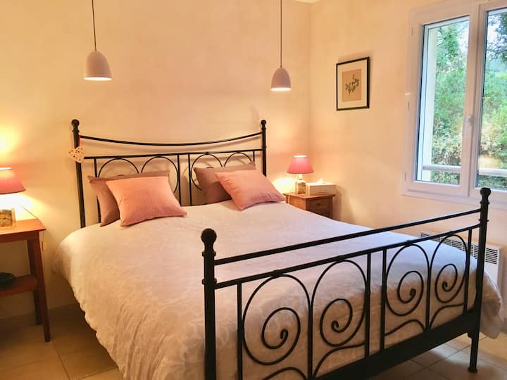 Chumba kikuu cha kulala cha ghorofani, mtazamo wa nyuma ya nyumba: kitanda cha mara mbili 180, vyumba viwili vya kulala/WARDROBE, skrini ya TV + DVD player, dawati dogo la shule 