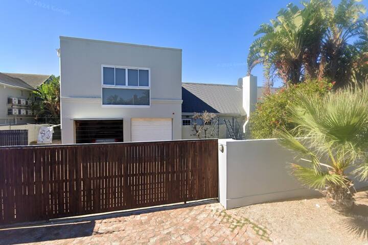 Stunning Home Two Minutes From Beach With Big Pool gallery image 4