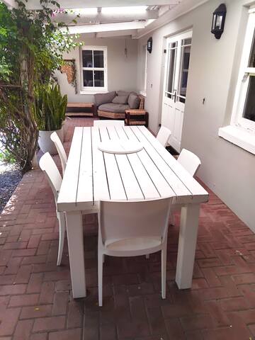 Stunning Home Two Minutes From Beach With Big Pool gallery image 5