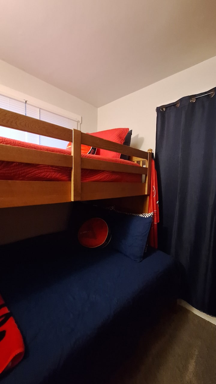 سرير بطابقين مع سرير مزدوج ومرتبة كاملة. 