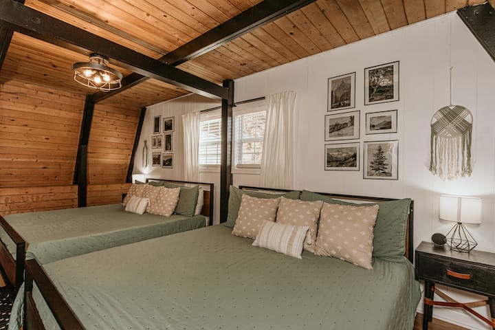 Izba s manželskou posteľou King s OBROVSKOU televíziou a šatníkom. K dispozícii sú aj 2 ventilátory. 