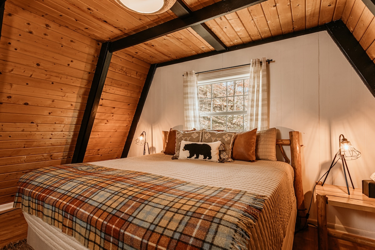 El dormitorio principal es un espacio acogedor y aislado en la planta superior donde el encanto rústico se encuentra con la comodidad moderna. Este baño privado se completa con un baño completo contiguo, TV, mesitas de noche y armario. 