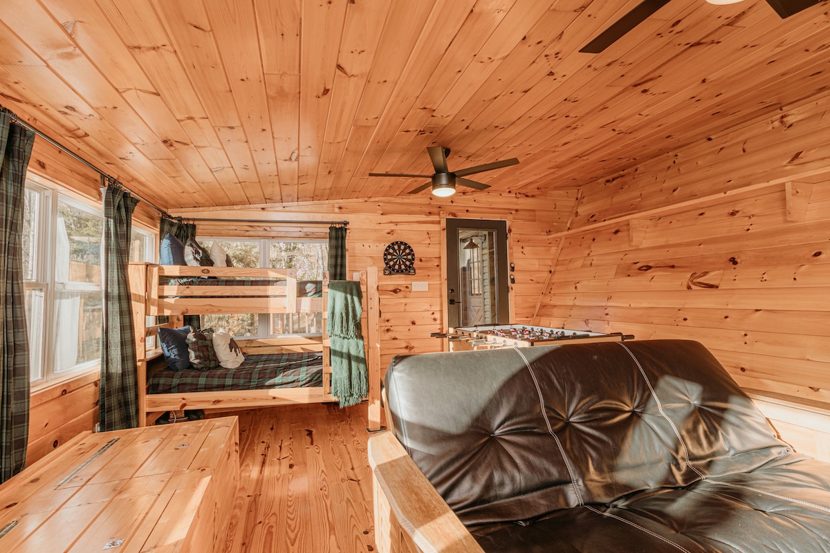 ¡Los niños tienen su propio paraíso privado! ¡Nuestra sala de juegos se encuentra junto a nuestra terraza de arriba con su propio control de temperatura y es bastante insonorizada! ¡A los padres les encanta! Este es un verdadero espacio de juego divertido que se convierte en una cómoda disposición de dormir apta para niños.