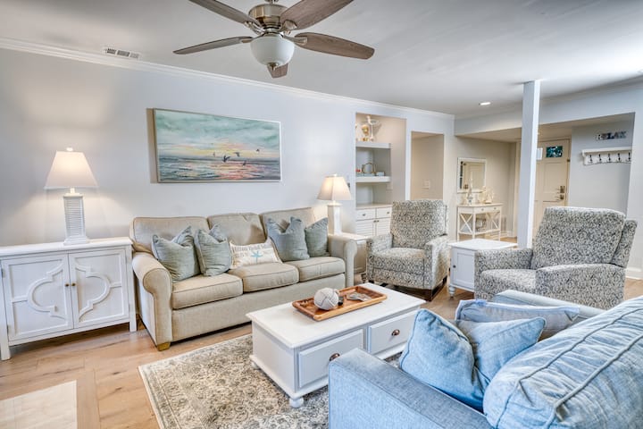 ¡Renovación nueva con decoración costera! ¡Disfruta de un sofá cama extraíble en la sala de estar! Televisor inteligente de alta definición de 65 pulgadas (trae tus propias contraseñas de Netflix, Hulu, Prime).  ¡Amplio y soleado  con enormes vistas a la laguna y al campo de golf!