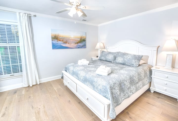 ¡Amplio dormitorio principal con CAMA tamaño king, baño privado y amplias vistas al golf y a la laguna!  