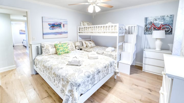 ¡Dormitorio de invitados con divertidas literas y cama tamaño queen!