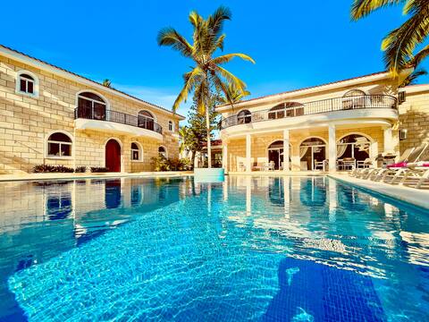 10BR Beach Villa Andiamo with Chef, Jacuzzi & Maid