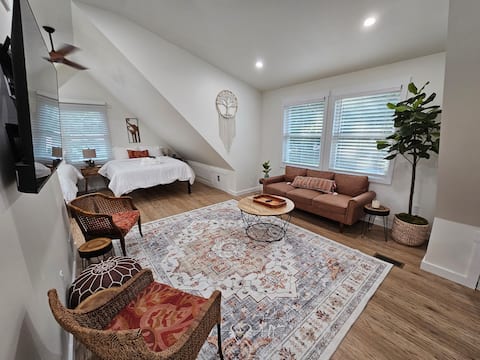 Walk to Bay Beach Boho Loft