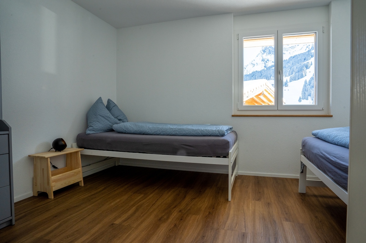 2 bequeme Einzelbetten 90x 200cm mit hochwertigen Matratzen für den wohligen 
Schlafe gemütlich nach den Abenteuern in den Bergen.