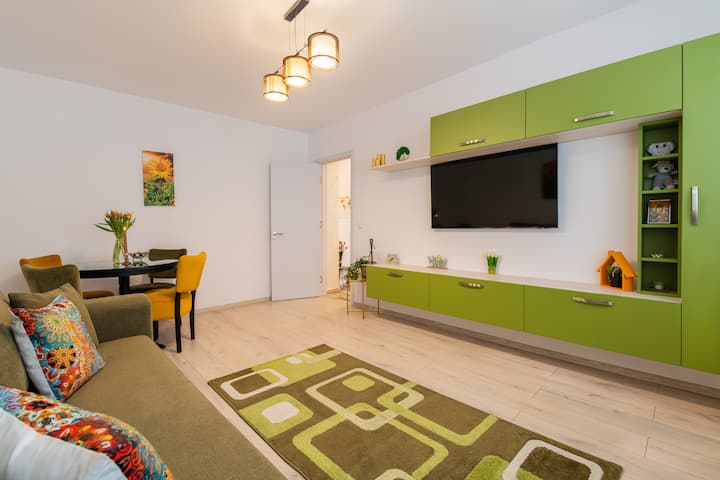 Springhome - Cozy Apartment With Balcony & Parking - Brașov