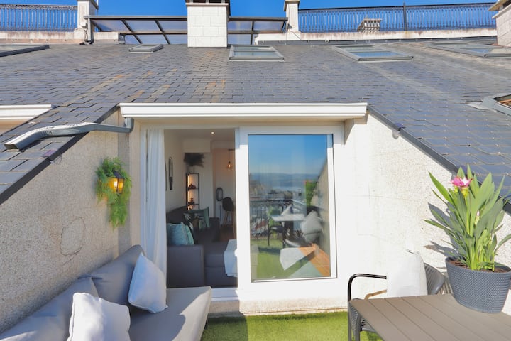 Apartment with a terrace overlooking the Ria and parking