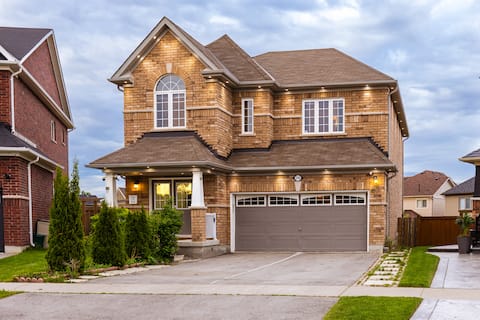 3300ft² Luxury Villa | 3 Lvls | 3 TVs | HotTub & BBQ