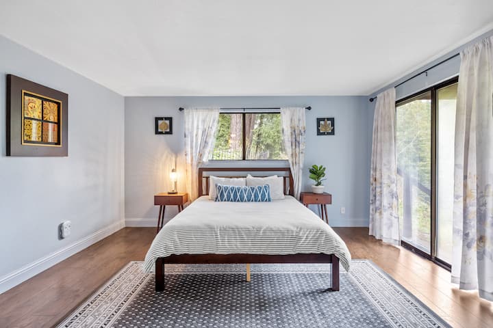 ეს არის ქვედა სართულზე. აქედან იხსნება კარი, რომლიდანაც იშლება ხედი ორადგილიან ნიჟარებზე და ჰიდრომასაჟიანი აბაზანა. 