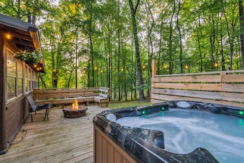 Cozy Bear-Themed Mountain Cabin, Relaxing Hot Tub