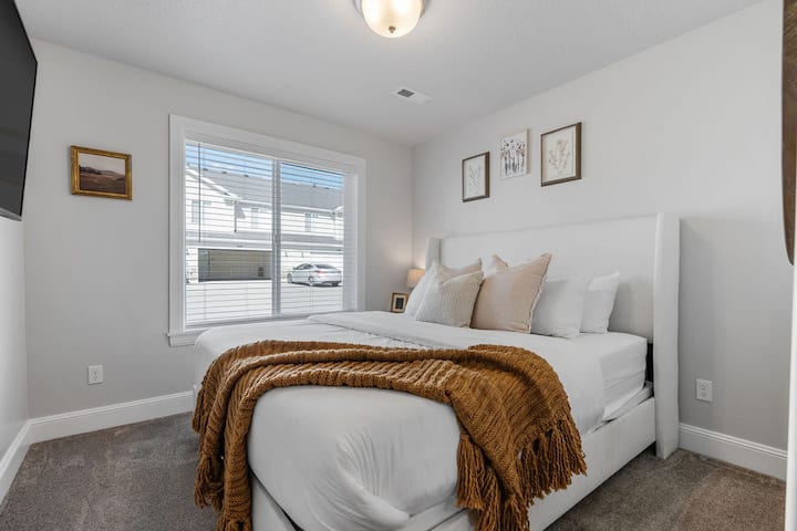 Chumba cha kulala kwenye ghorofa kuu, cal king, hulala 2.