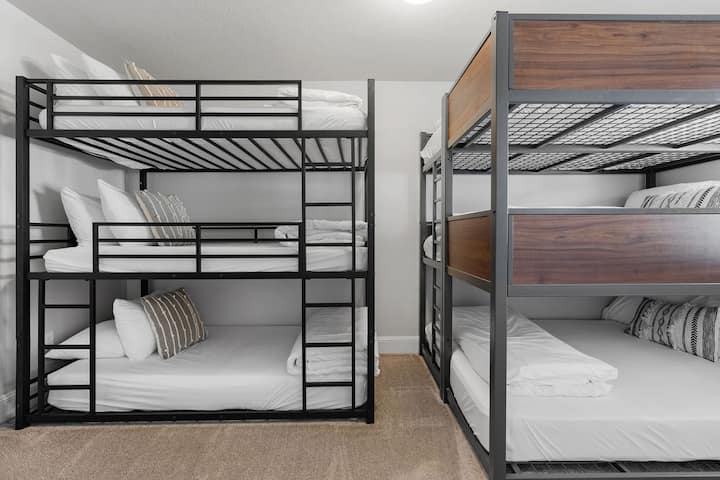 Chumba cha ghorofa ya pili. Ghorofa moja pacha tatu na ghorofa moja ya malkia mara tatu. Inalala hadi watu 9.