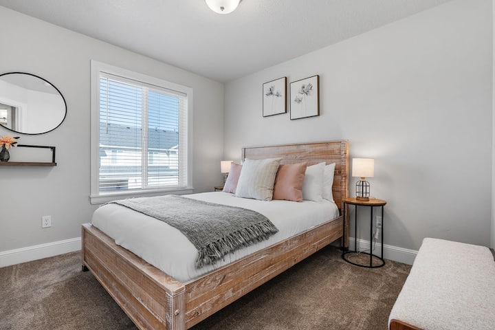 Chumba cha kulala kwenye ghorofa ya pili, kinalala 2, kitanda aina ya queen.