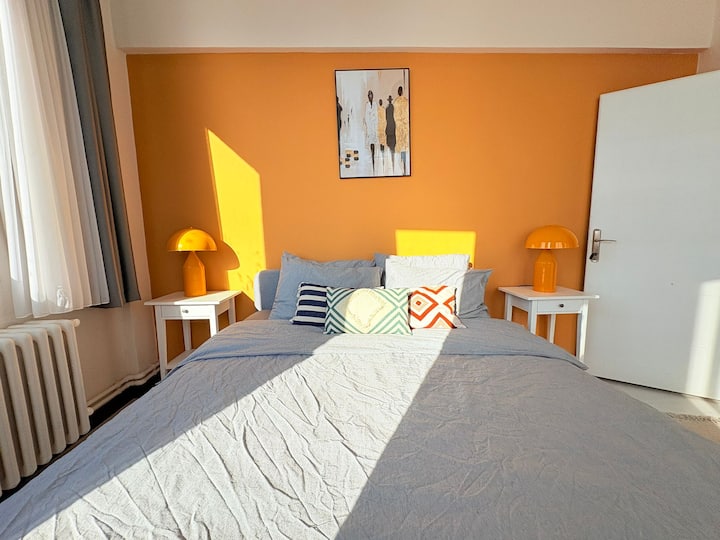 Pumzika na upumzike kwenye kitanda hiki cha watu wawili kinachovutia