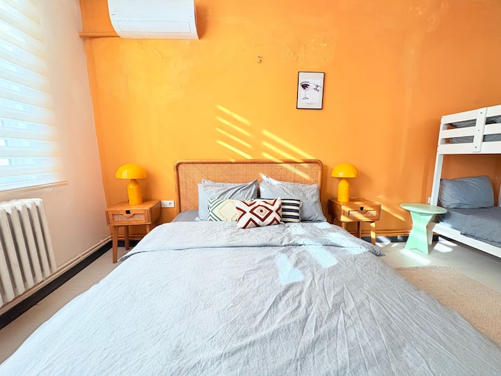 Chumba rahisi, cha kulala cha kisasa chenye kitanda chenye starehe cha watu wawili kwa ajili ya mapumziko