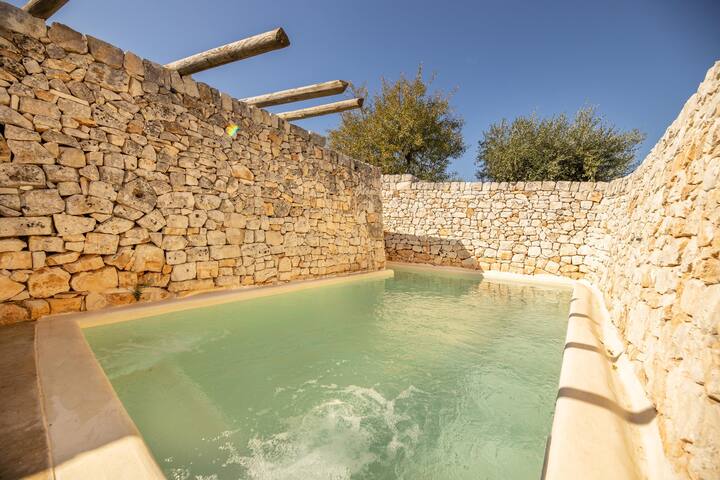 Trullo Fortuna Pool Suite gallery image 3