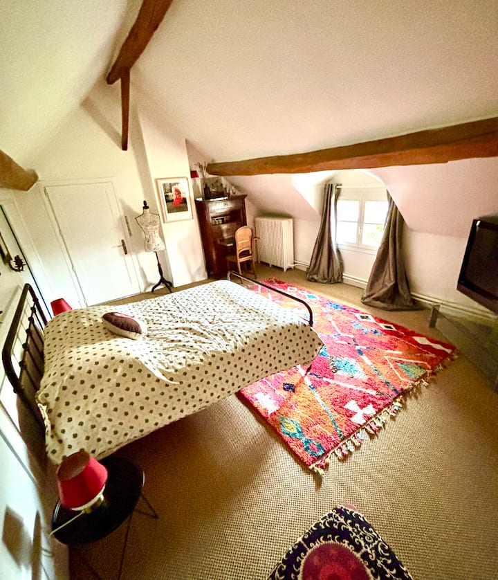 1.ª planta: dormitorio 1 con cama doble (140 cm x 190 cm) con antecámara y cuarto de baño, lavabo doble (+ WC) privado.
Puerta que da a una escalera de acceso directo al jardín.