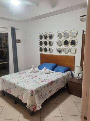 Private pool BBQ AC wifi, 5 min beaches, 12 pers.