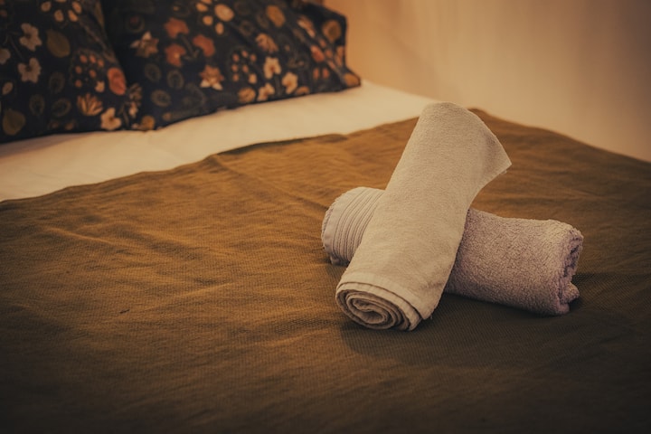 Spálňa so 140 cm širokou manželskou posteľou, uteráky sú k dispozícii