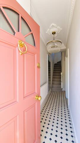 Dublin Dockland:Victorian Townhouse with fireplace