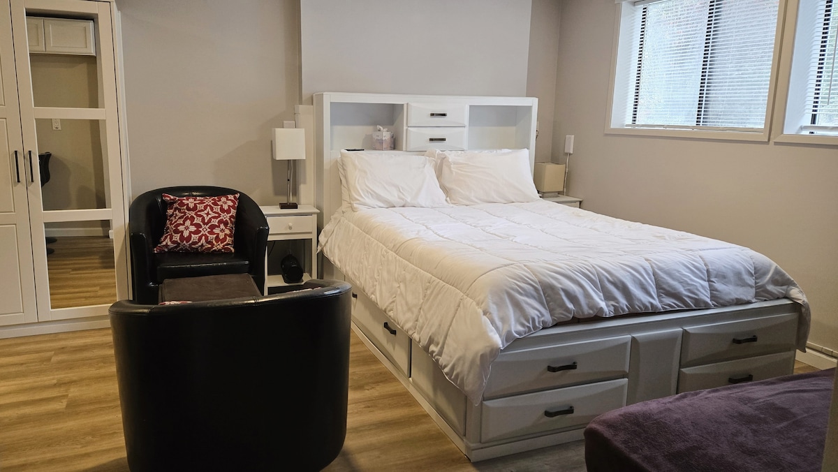 Remodelado en 2025. Moderno. Cama queen y sofá cama convertible. TV de 75 pulgadas con Internet de fibra óptica de 300 mbps.