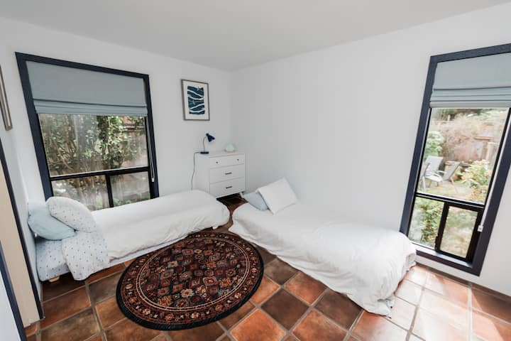 Las camas individuales de esta habitación se pueden colocar juntas para una cama queen o separarse