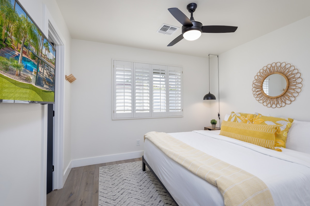 El dormitorio 4 tiene una cómoda cama tamaño king, un amplio espacio de almacenamiento, un televisor privado y un moderno ventilador de techo. ¡Es el lugar perfecto para descansar después de un largo día de turismo! 