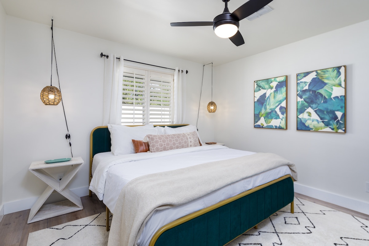 Suite principal 3: relájate en este lujoso dormitorio principal de Scottsdale con una cama tamaño king, iluminación moderna y decoración serena.