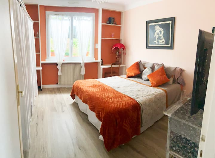 chumba cha mzazi, kuna televisheni hata hivyo inafanya kazi na Chrome Cast , ikiwa unayo, au diski ngumu kwa ajili ya sinema