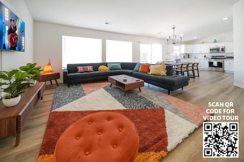 Mid Century Modern Desert Getaway!