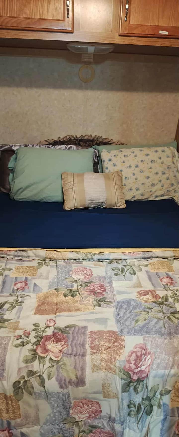 חדר קטן אבל יש בו שפע של מקום לבגדים, מיזוג אוויר, מזרן קווין רזידנשיאל נוח עם כרית ושפע של כריות ושמיכות נקיות. שקע USB לשחן טלפון, מאוורר. בחדר יש גם 2 דלתות, אחת לפרטיות ואחת לחוץ. 