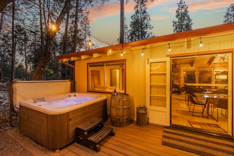 2 cabins - 22 guests - 2 hot tubs - 2 fireplaces