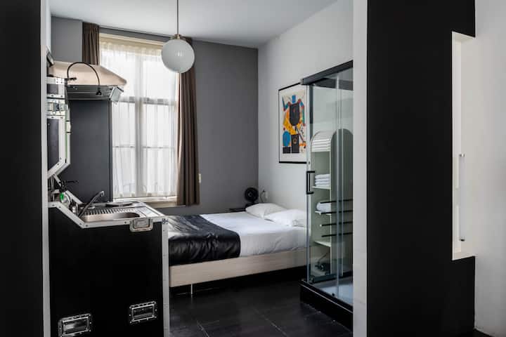 منطقة جلوس ونوم منفصلة بين مطبخ حالة الطيران والدش