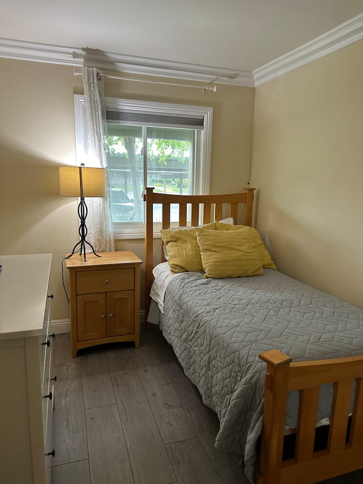 DORMITORIO CON CAMA INDIVIDUAL