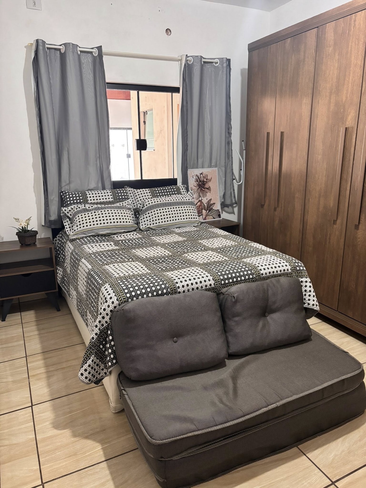 تمت إزالة خزانة الملابس، وهذا هو التغيير الوحيد. وتم وضع خزانة أصغر