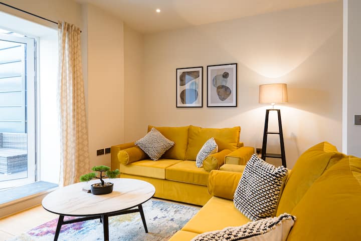 Large Duplex Apartment With Free Parking - シュルーズベリー