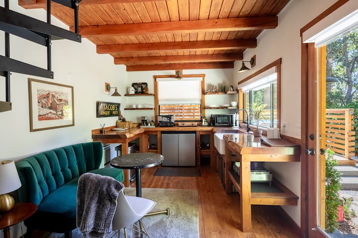 Hayloft Cozy Cabin: Sun Deck, Hot Tub, Pets, Bbq - Idyllwild-Pine Cove, CA