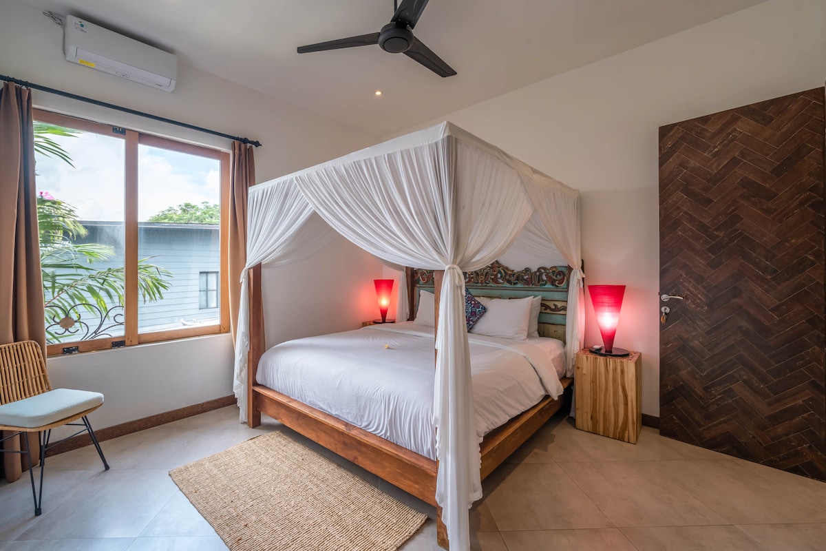 Prostor u spavaćoj sobi na dnevnom svjetlu.