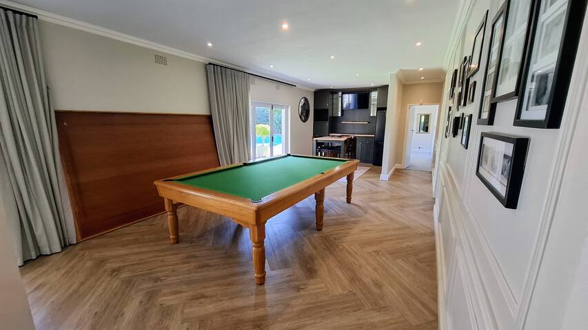 Luxury 5 bedroom Home + Pool & Fives Soccer pitch gallery image 5